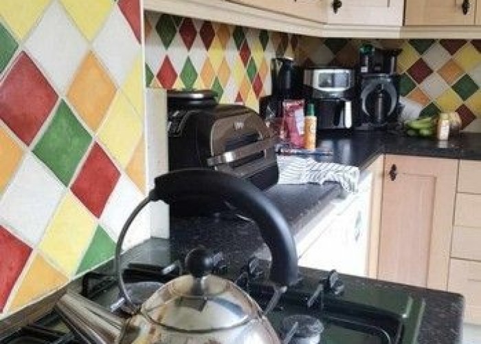 7. Kitchen, Kitchen (Wooden Units), Kitchen (Gas Hob)