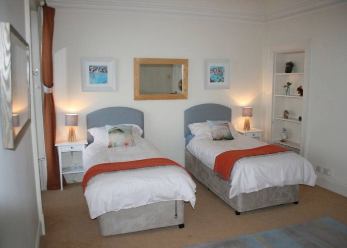 9. Bedroom (Twin Beds)