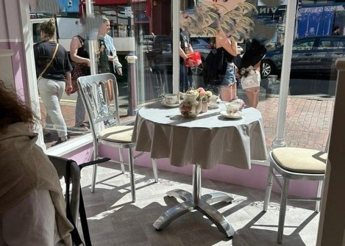 2. Cafe, Windows