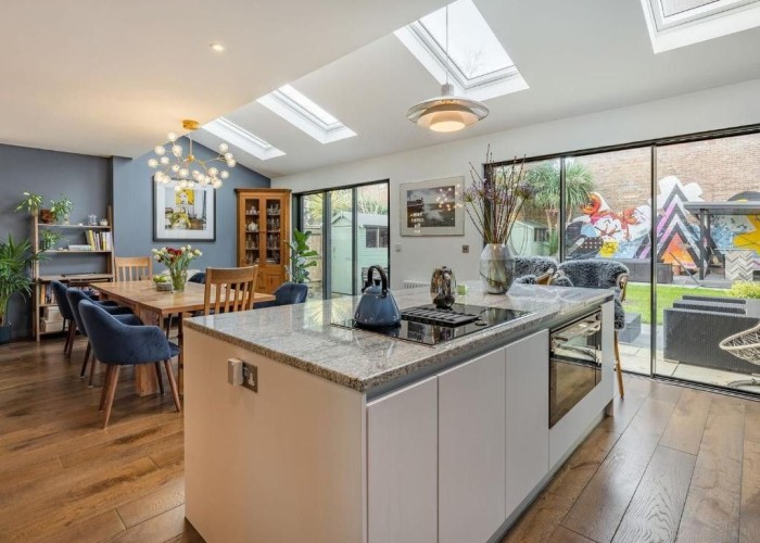 6. Skylight, Kitchen (Electric/Induction Hob)