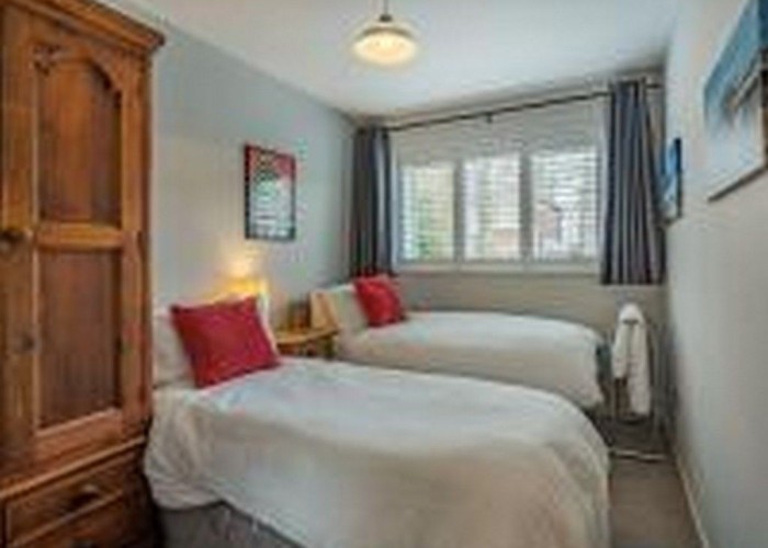 20. Bedroom (Twin Beds)