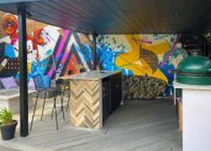 28. Graffiti, BBQ