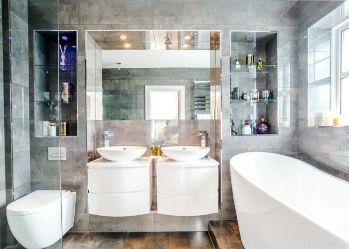 9. Bathroom (2 sinks)