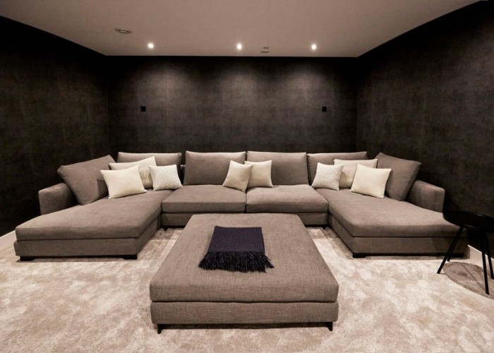 32. Cinema (Home)