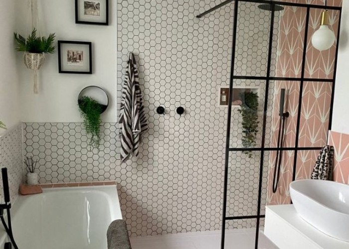 18. Bathroom (Shower and bath)