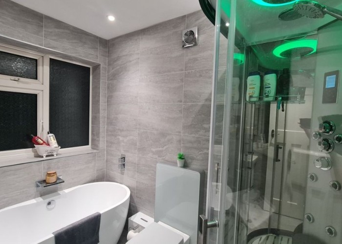 7. Bathroom (Double Bath)