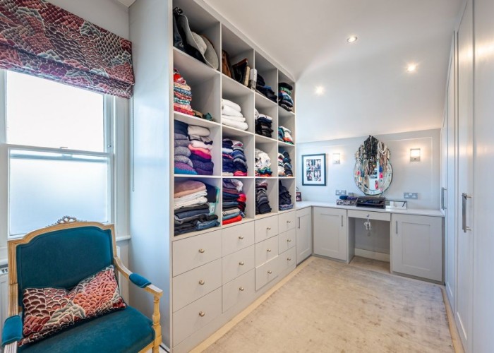 21. Dressing Room/Walk-in Wardrobe