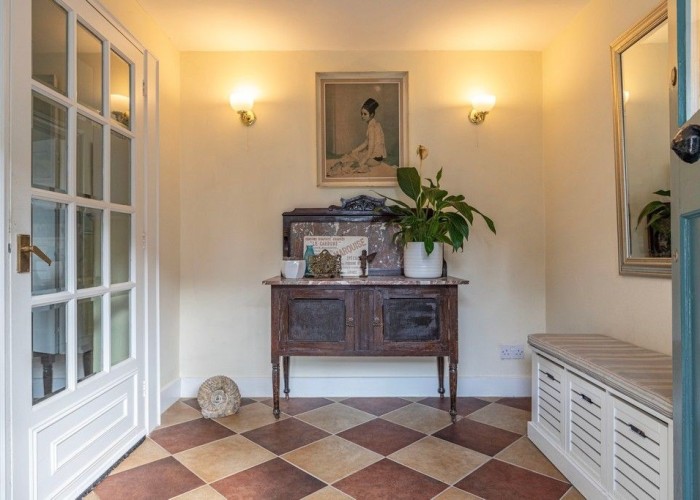 3. Hall, Tiled Floor