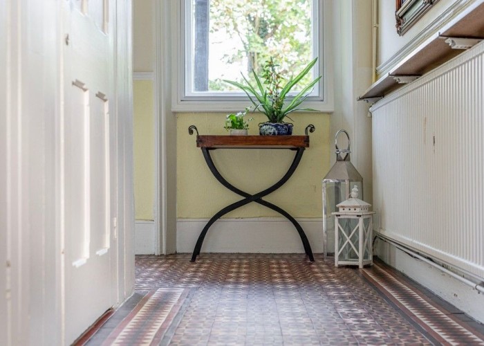 20. Hall, Tiled Floor