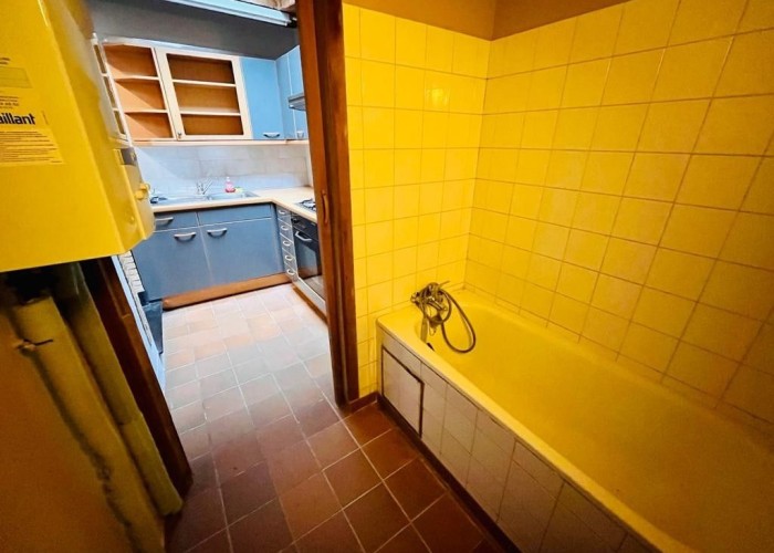 12. Bathroom (Retro)