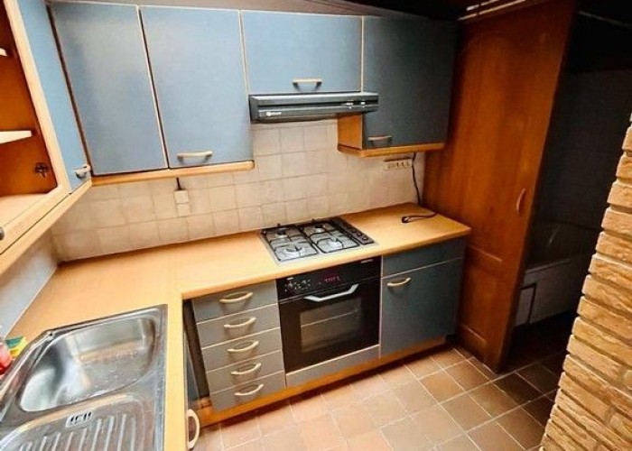 10. Kitchen (Coloured units), Skylight