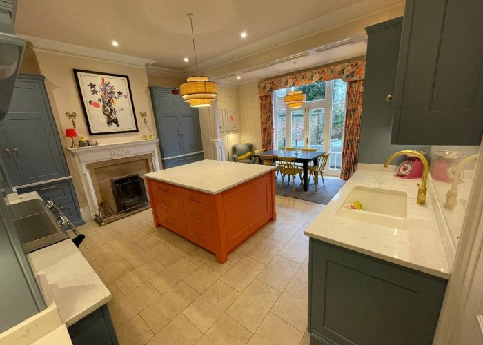 6. Kitchen (Electric/Induction Hob)