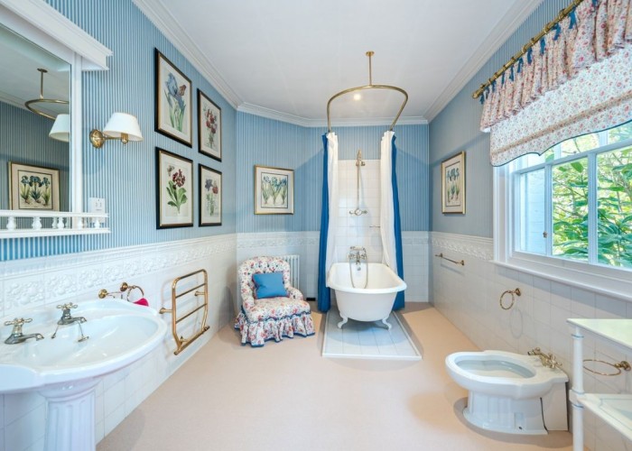 31. Bathroom (Roll Top)