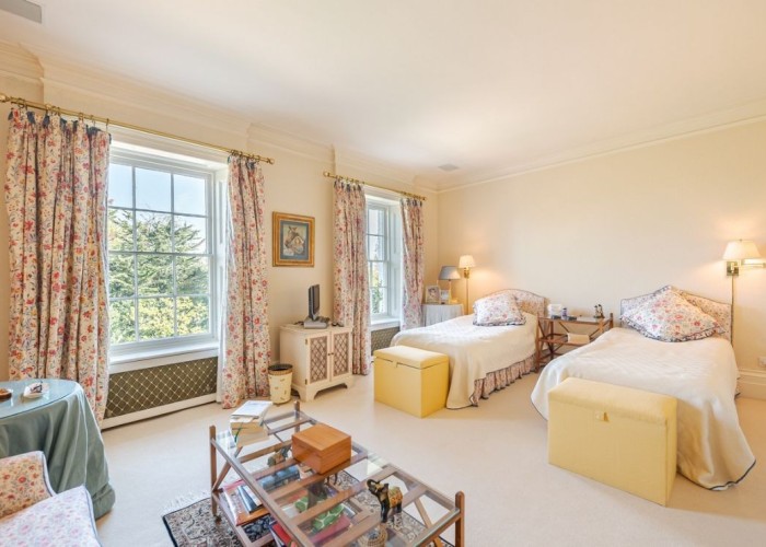 43. Bedroom (Twin Beds)