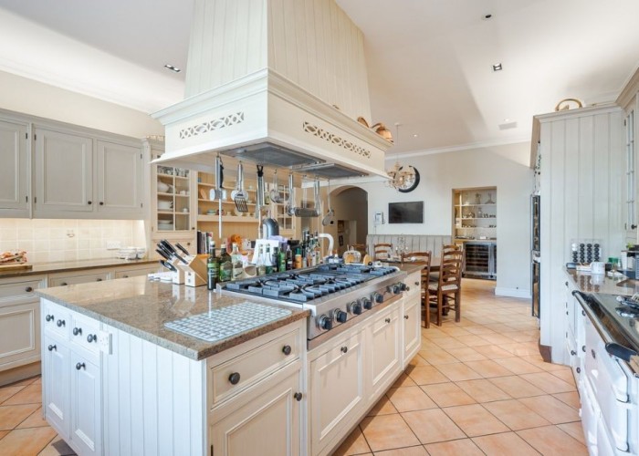 11. Kitchen (Cream or White units), Kitchen (Gas Hob)