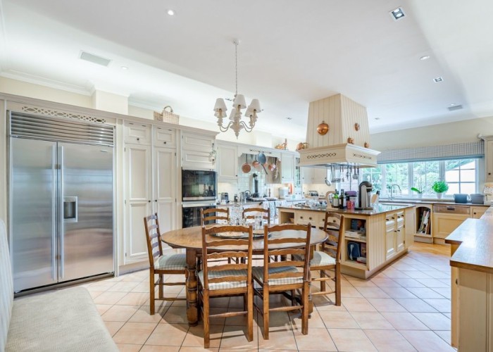14. Kitchen With Table