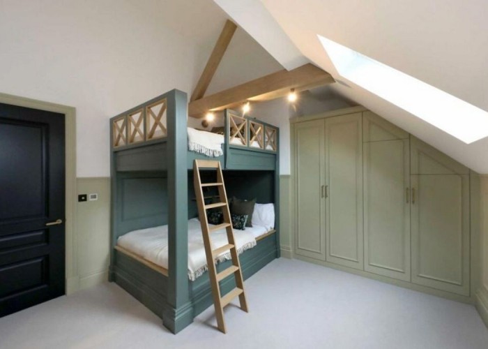 21. Bedroom (Twin Beds)