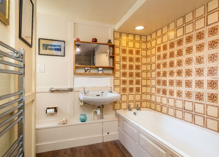 16. Bathroom (Retro)