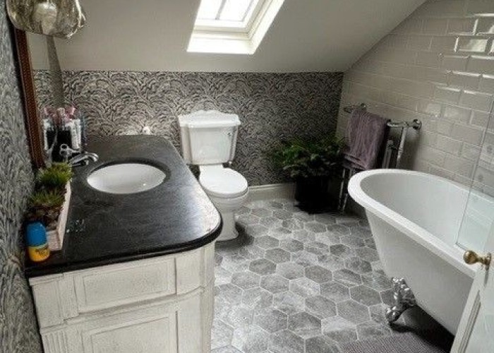 17. Bathroom (Roll Top)