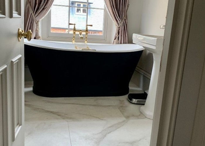 19. Bathroom (Roll Top)