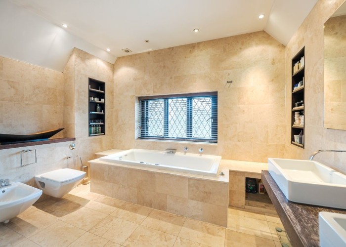 19. Bathroom (Large), Bathroom (2 sinks)