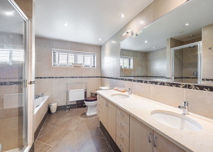 15. Bathroom (2 sinks), Bathroom (Shower and bath)