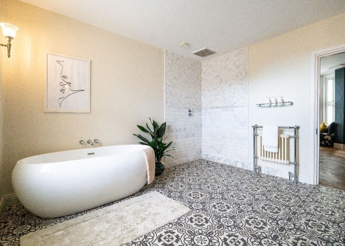 11. Bathroom (Large), Bathroom (Roll Top), Bathroom (Shower and bath)