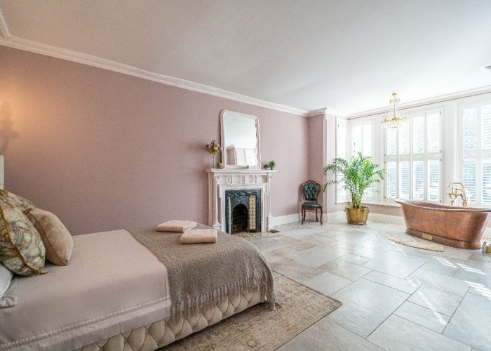 13. Bedroom (Master/En-Suite), Bathroom (Copper Bath)