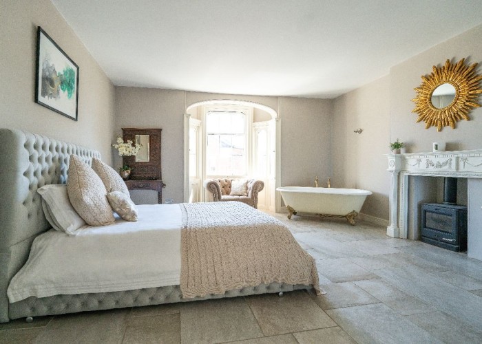 14. Bedroom (Master/En-Suite)