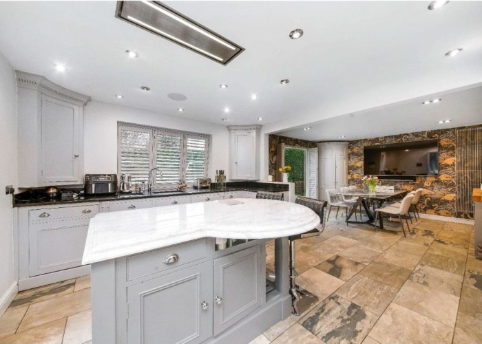 2. Diningroom, Kitchen (With Island), Kitchen (Coloured units), Open-plan