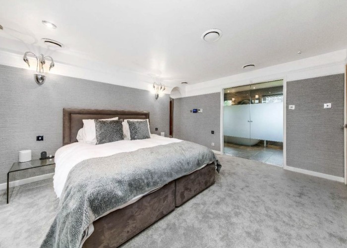 4. Bedroom (Master/En-Suite)