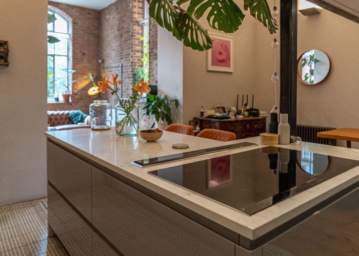 8. Kitchen (Electric/Induction Hob)