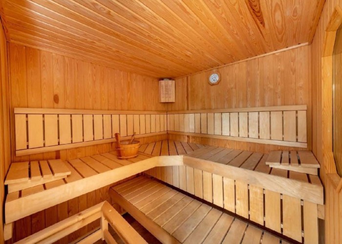 17. Sauna / Steam Room