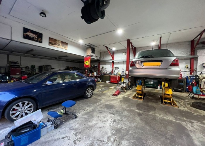 London MOT Testing Centre and Garage For Filming
