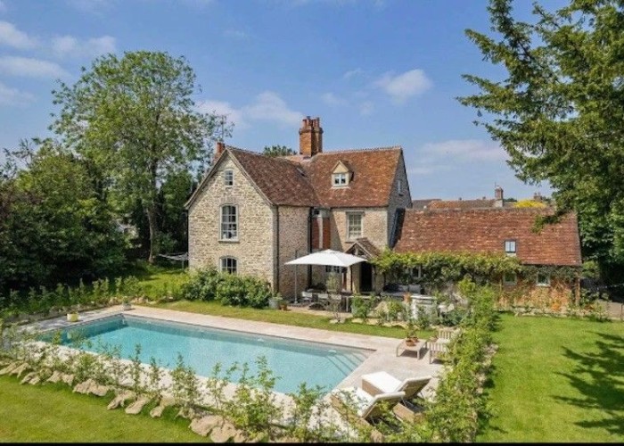 5 Bedroom Farmhouse with Pool Available For Filming