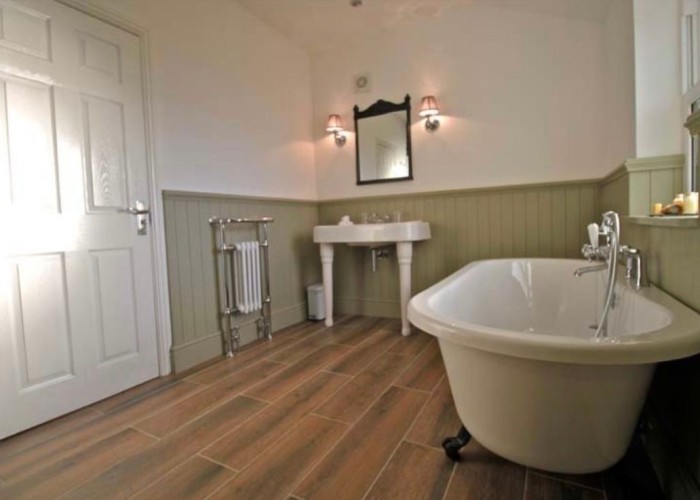 7. Bathroom (Double Bath)