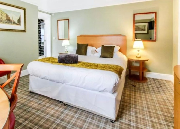 13. Bedroom (Master/En-Suite)