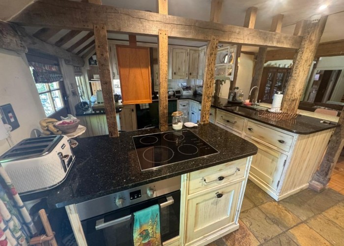 17. Kitchen (Electric/Induction Hob)