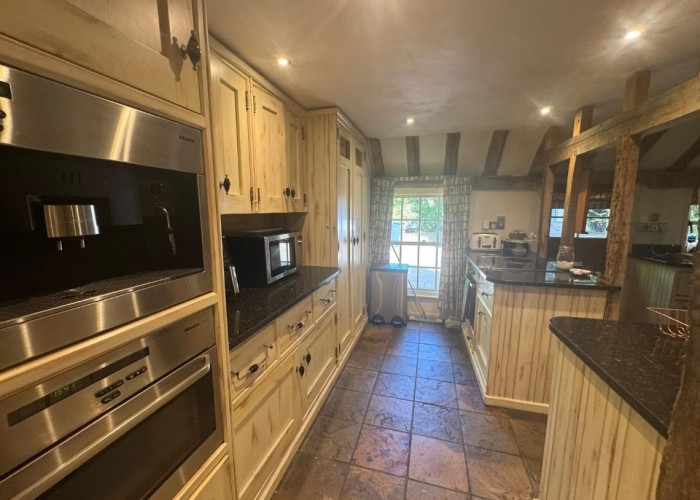 18. Kitchen (With Island), Kitchen (Cream or White units)