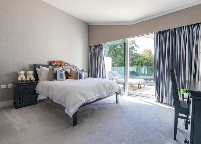 7. Bedroom (Master/En-Suite)