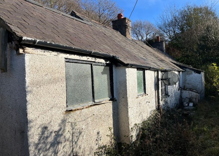 Rural Cottage in Disrepair With Large Piece of Land  For Filming