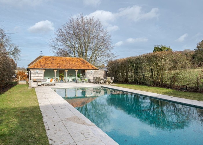 Country House With Converted Barn and Swimming Pool For Hire