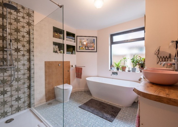 20. Bathroom (Roll Top), Bathroom (Shower and bath)