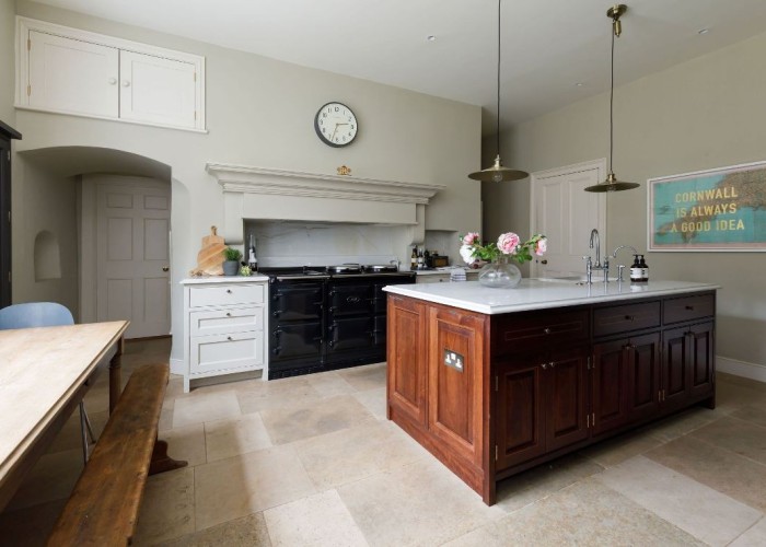 18. Kitchen (With Island), Kitchen (Wooden Units), Kitchen With Table, Kitchen (Gas Hob)