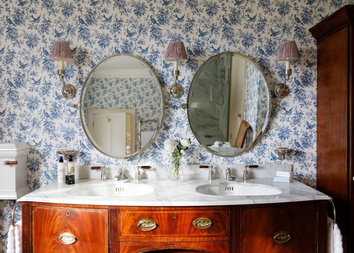 54. Bathroom (2 sinks)