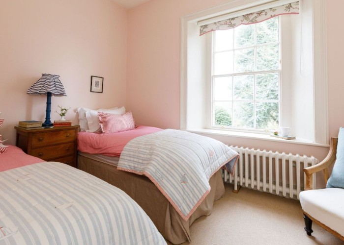 72. Bedroom (Twin Beds)