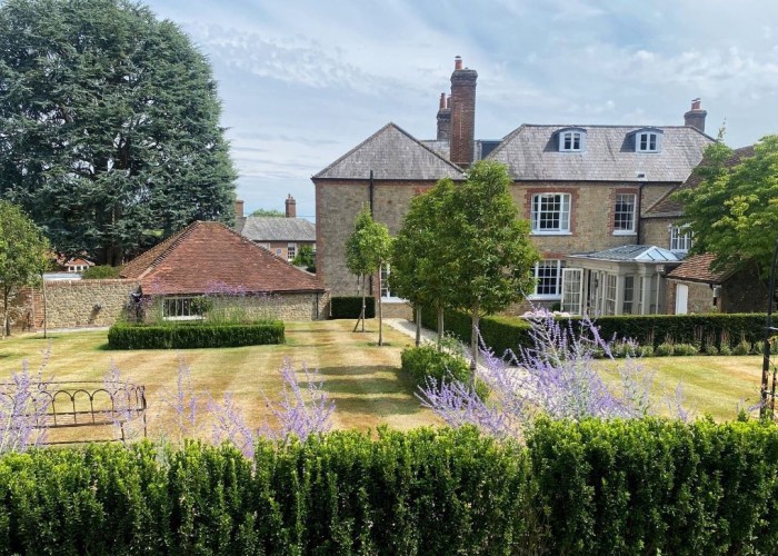 1. Manor House, Coronavirus-Friendly