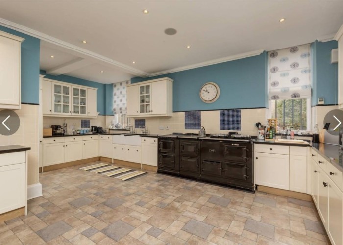 7. Kitchen (Cream or White units), Kitchen (Gas Hob)