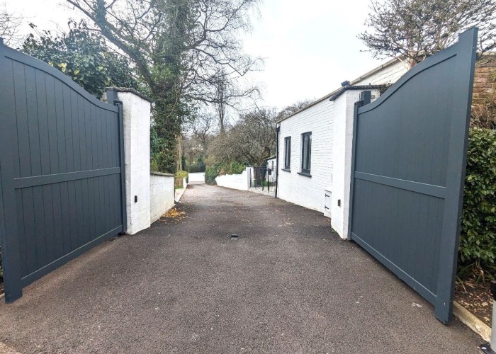 2. Driveway, Gates (Electric), Coronavirus-Friendly