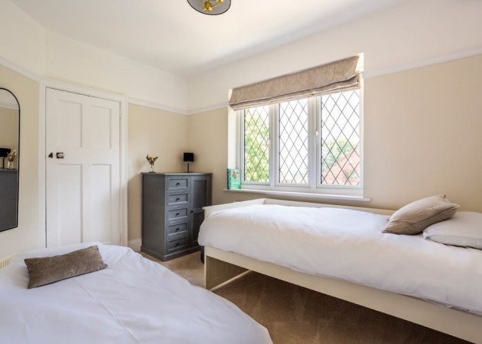 21. Bedroom (Twin Beds)